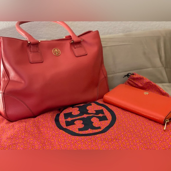 Tory Burch Handbags - Tory Burch Purse w wallet